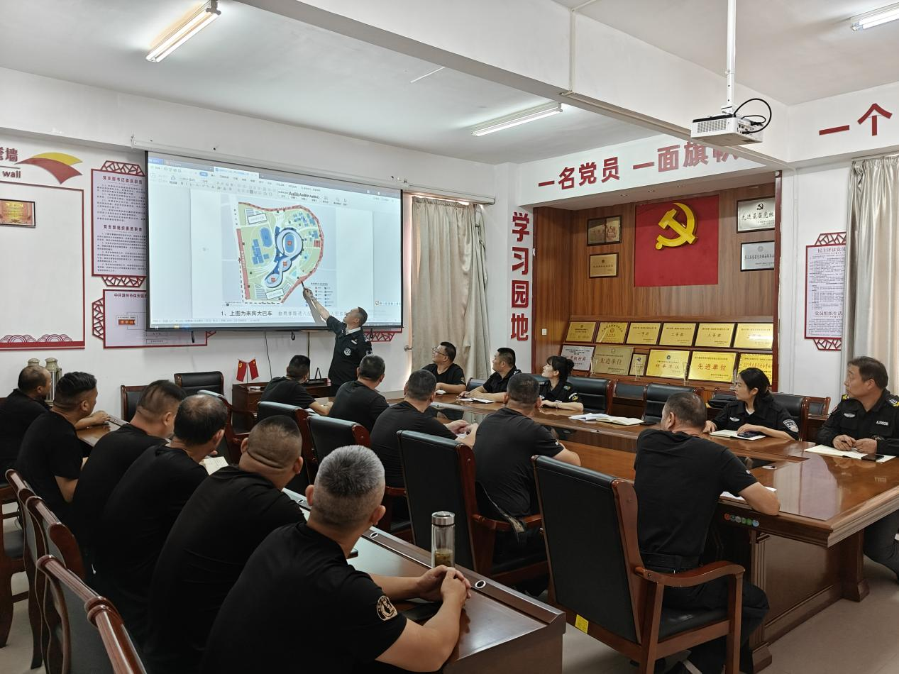 不懼“烤”驗護平安 履職盡責展風(fēng)采——市保安公司圓滿完成“凱美多912挑戰(zhàn)吉尼斯世界紀錄巔峰之夜”安保任務(wù)